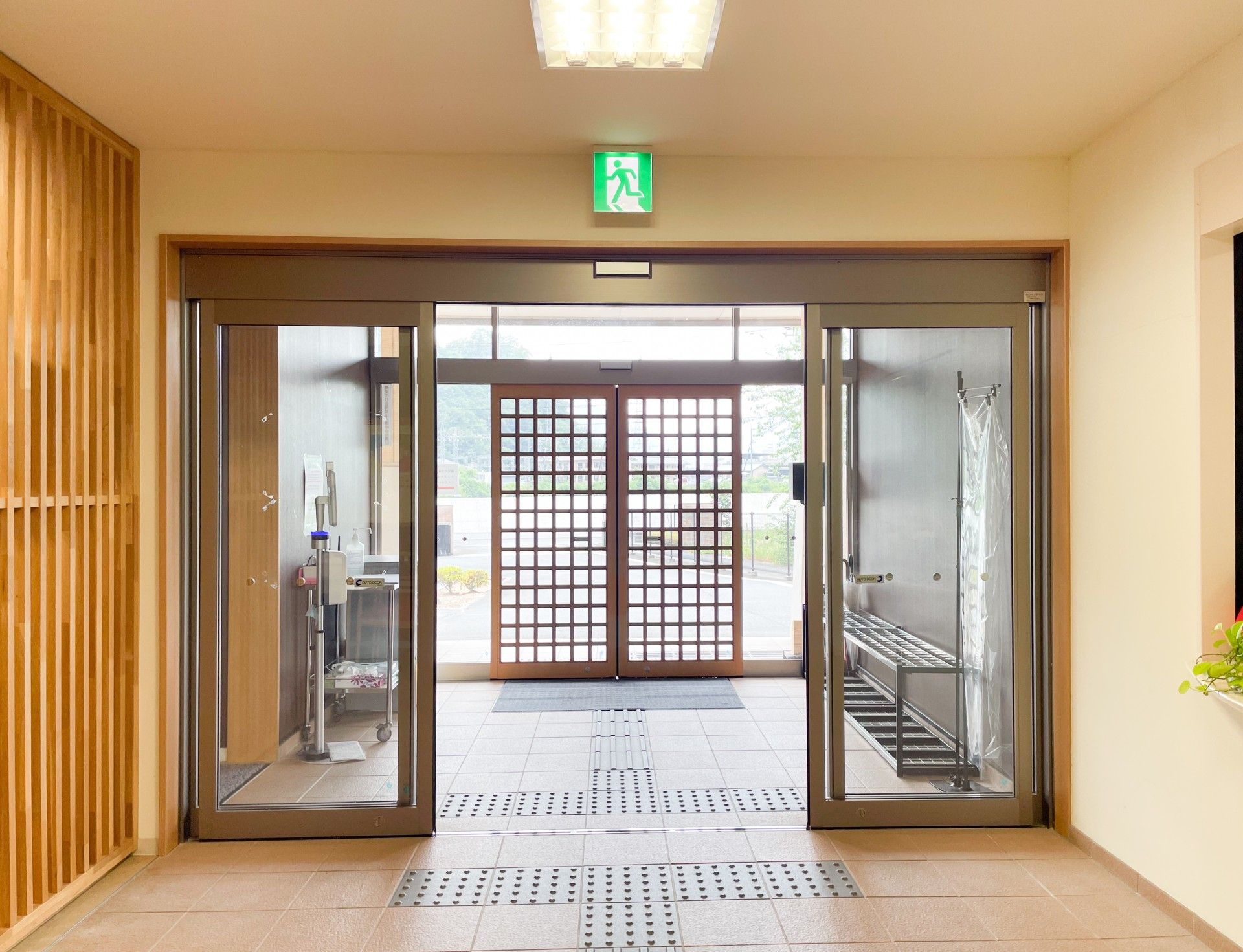 広い玄関の出入口