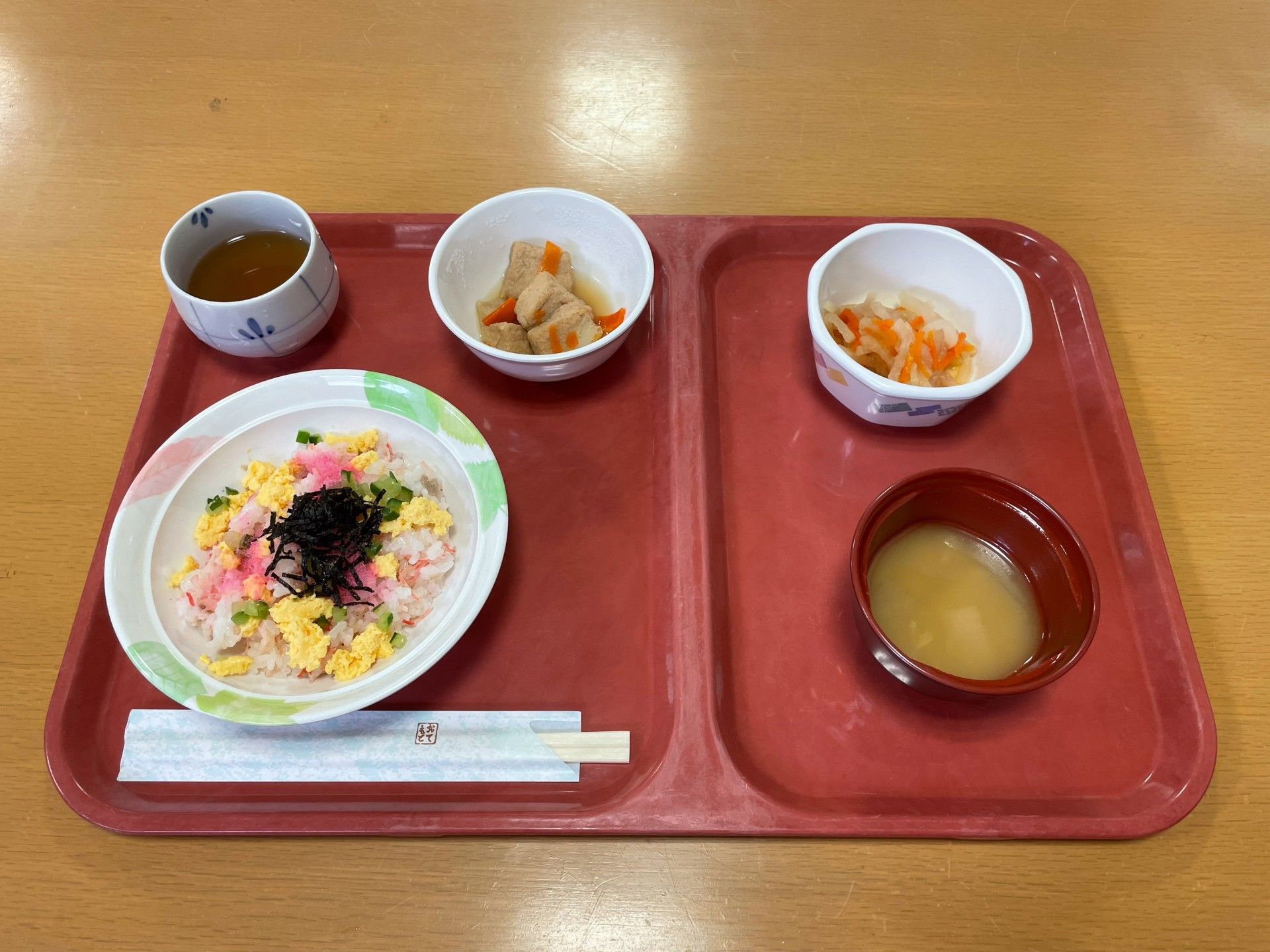 彩り豊かな食事のトレー