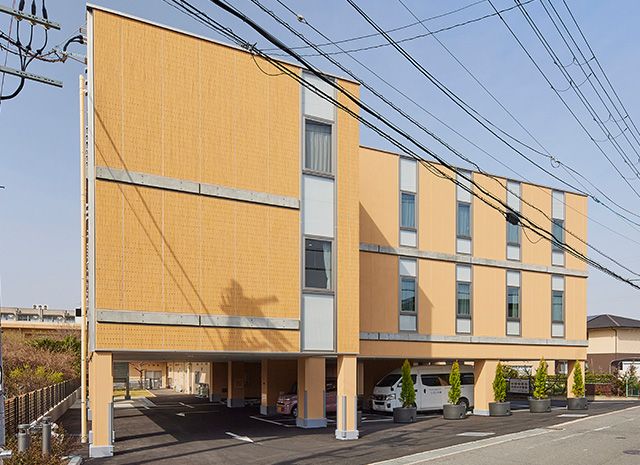 明るい外観の建物