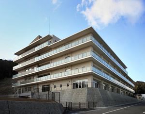 明るい外観の建物
