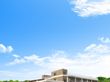 青空の下の建物外観