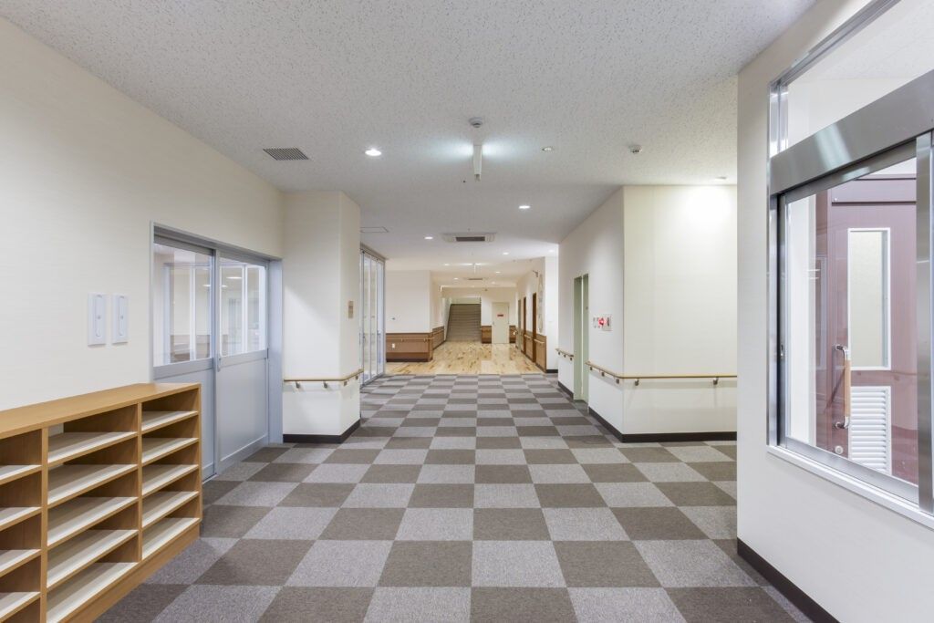 広々とした廊下の風景