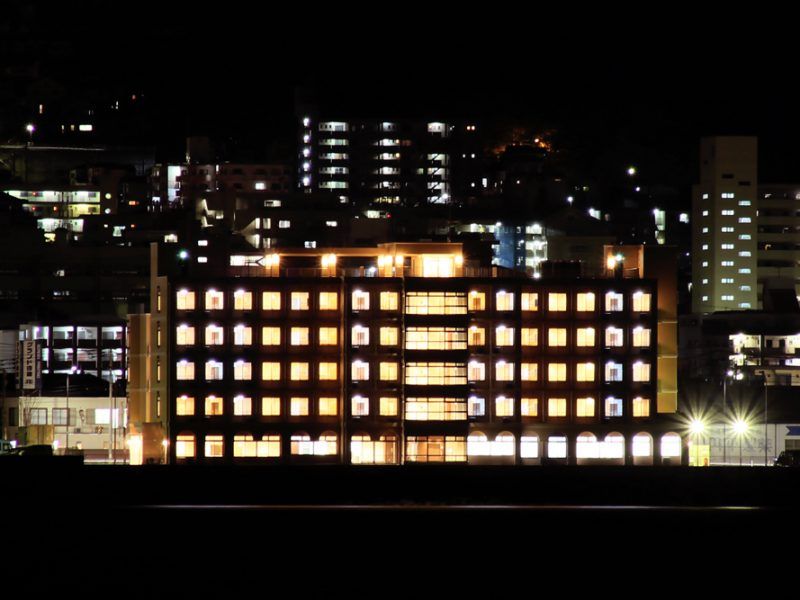 夜景を背にした建物