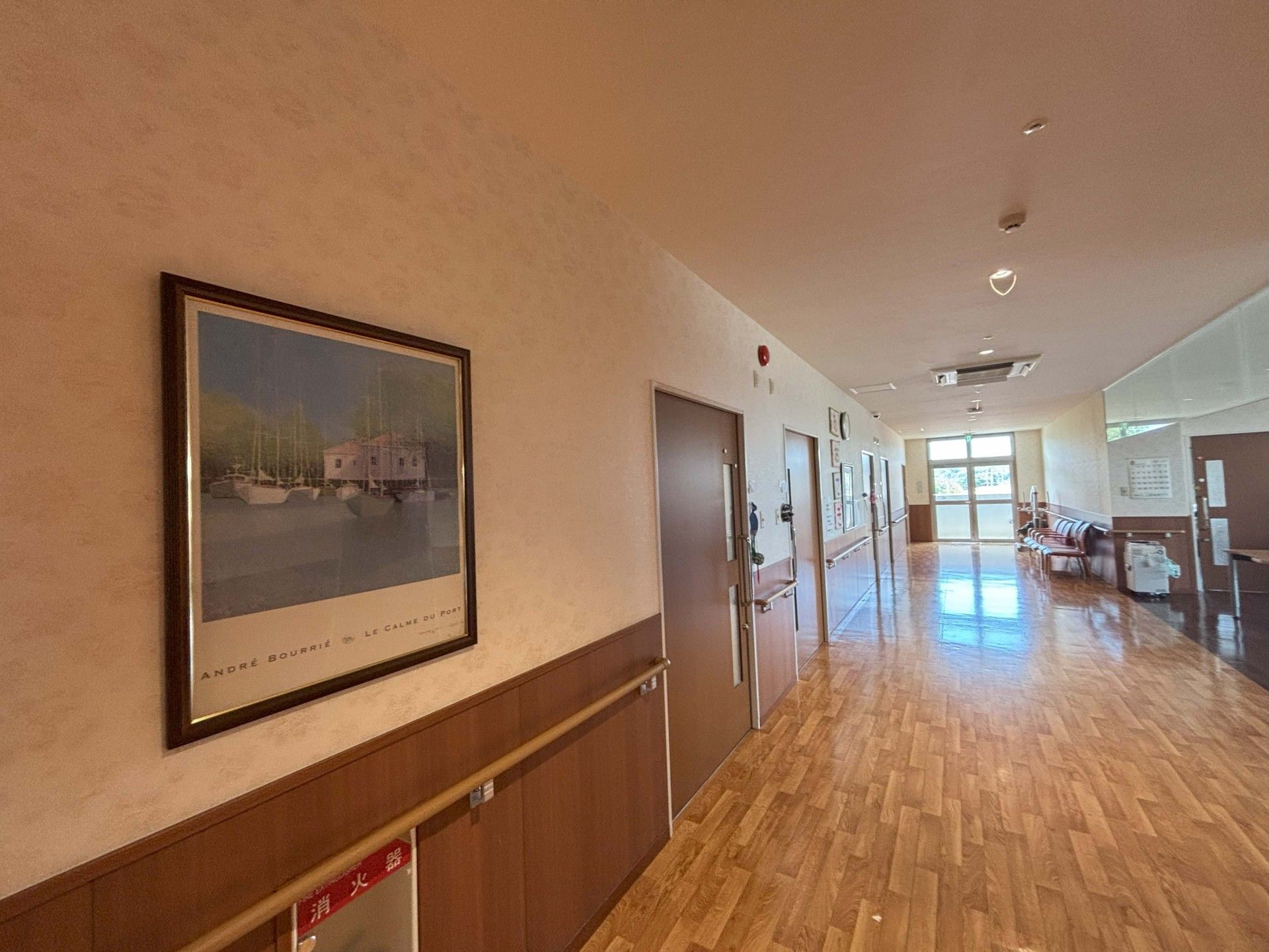 明るい廊下の風景