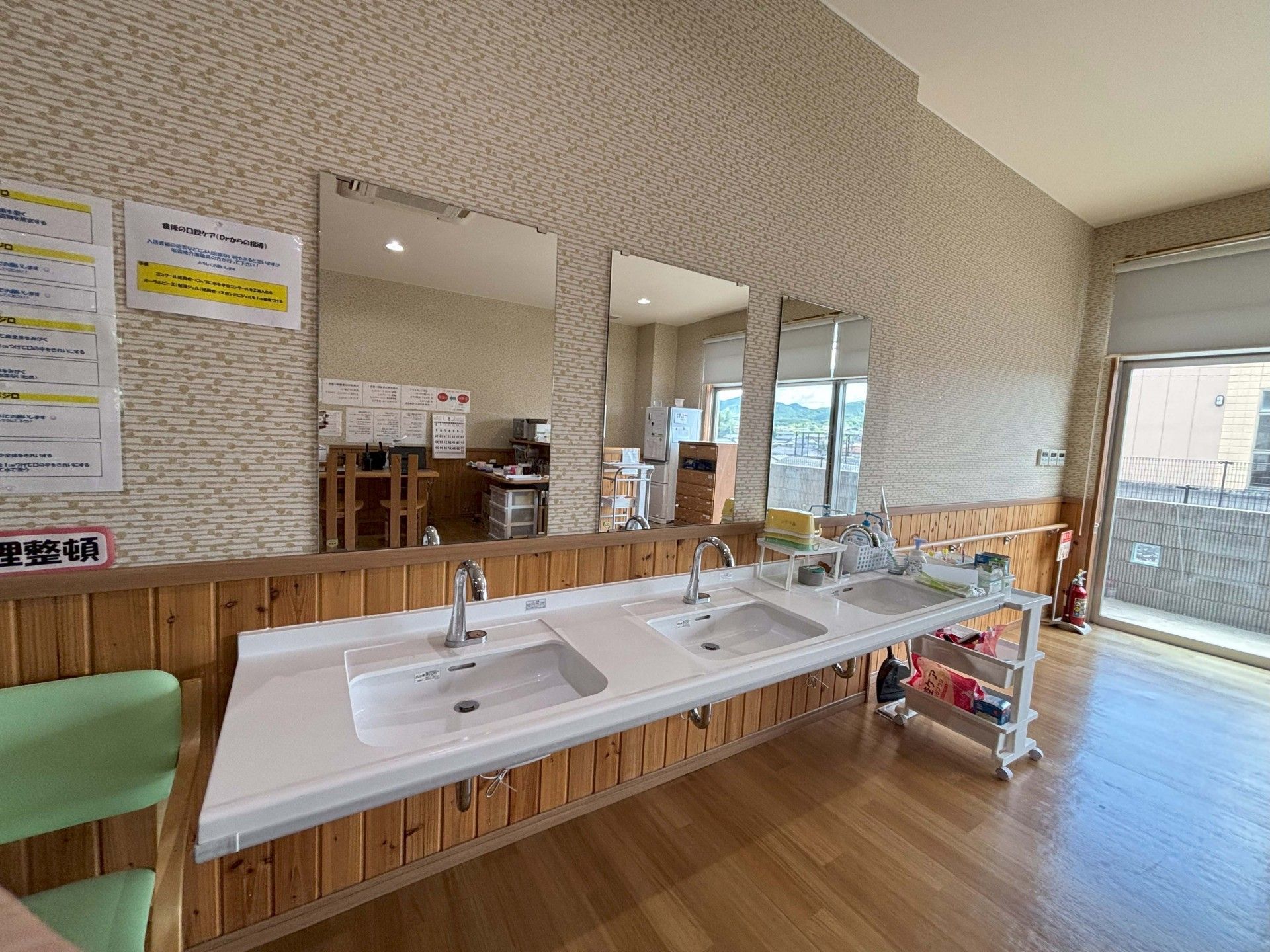 広い洗面台のある空間