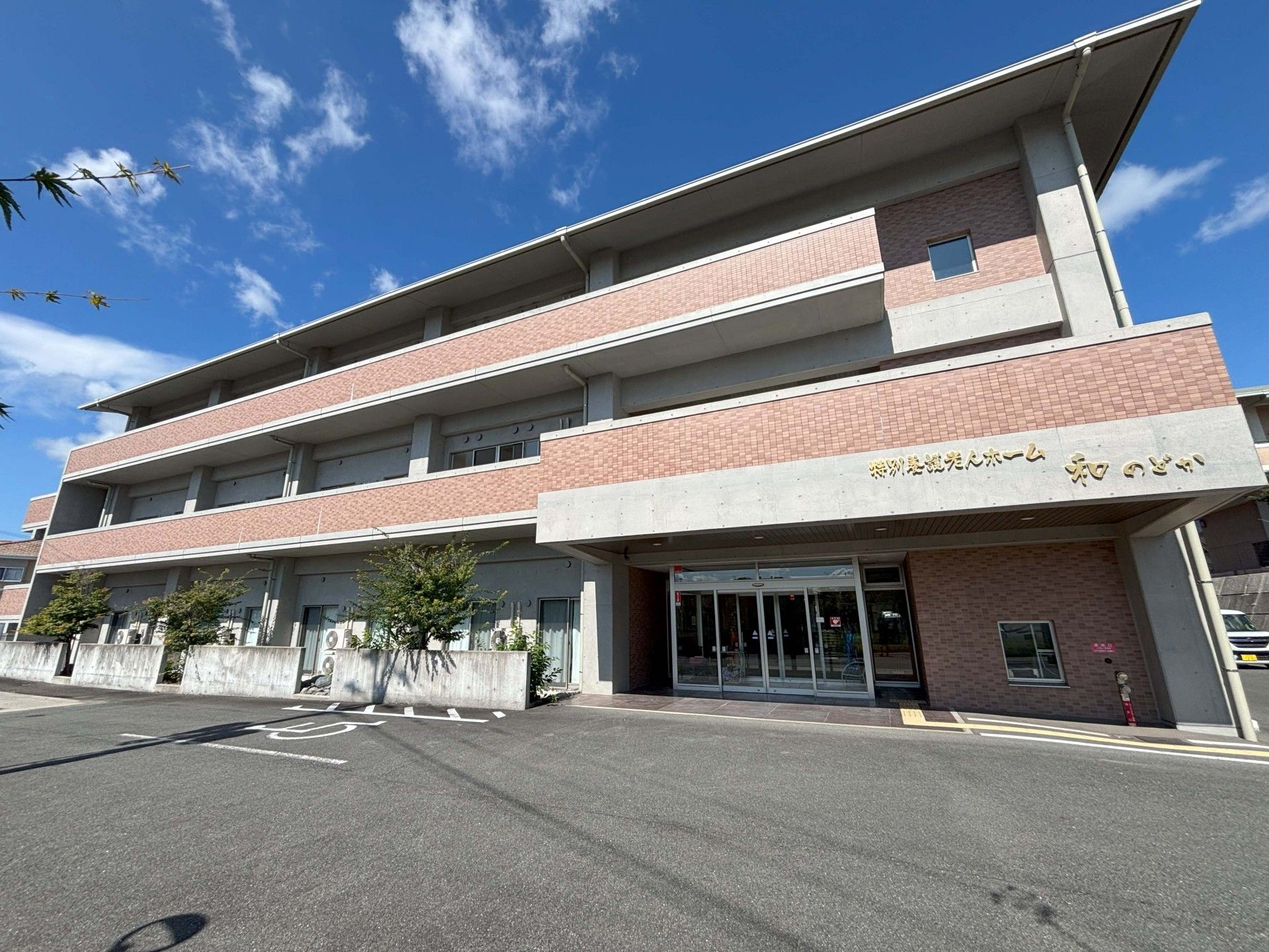 広々とした建物の外観