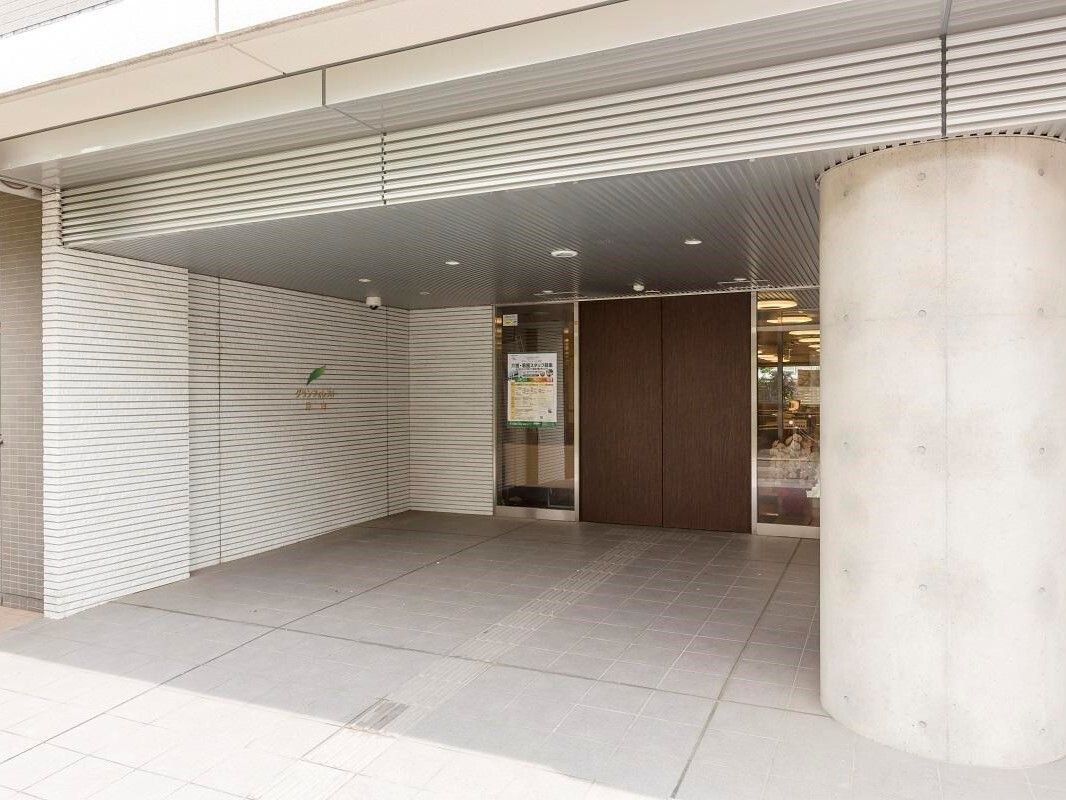 玄関には透明の自動ドアが付いており、中が見えている。スリッパと手指消毒、タオルなどが用意されている。