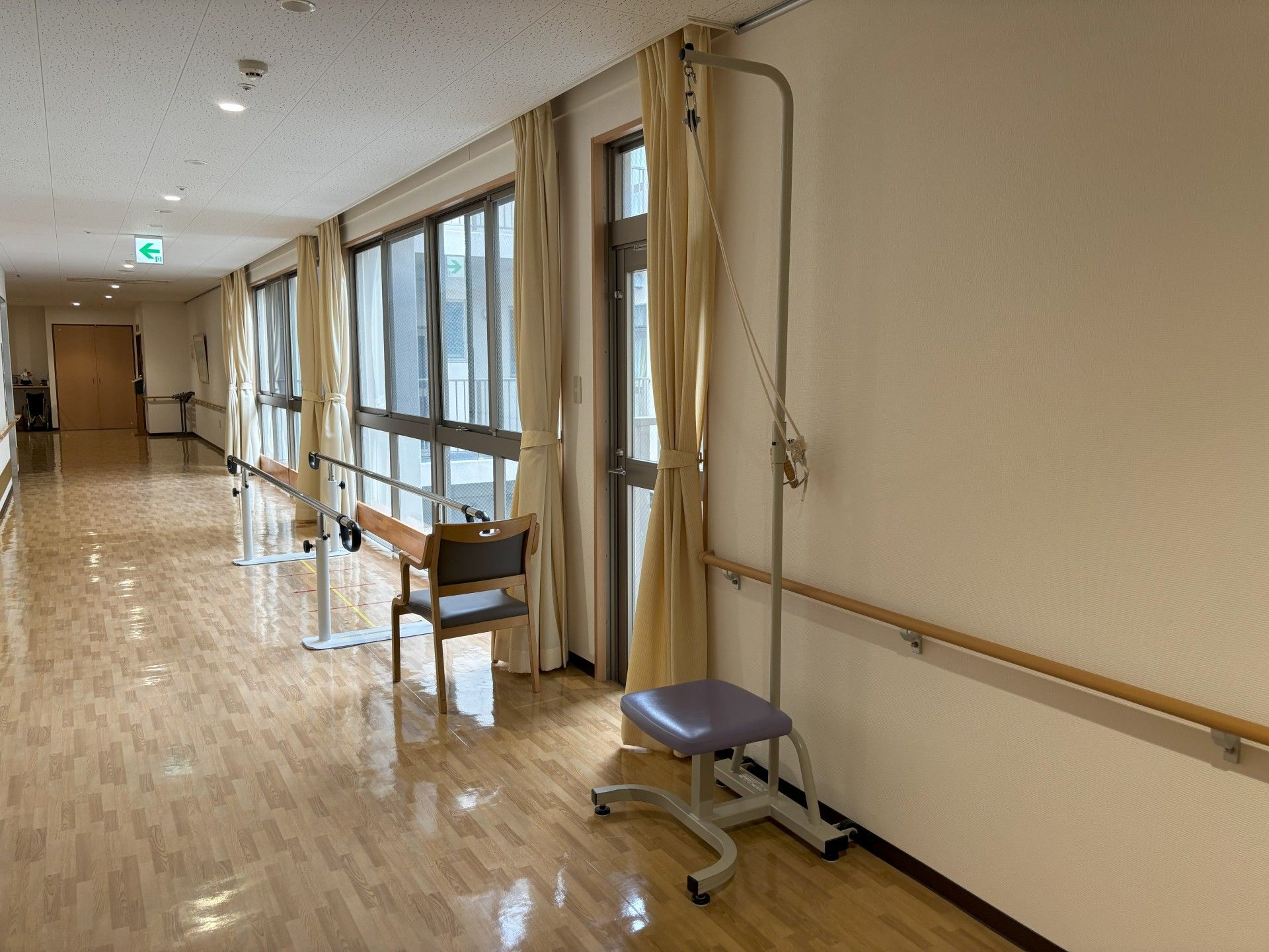 手すり付きの廊下