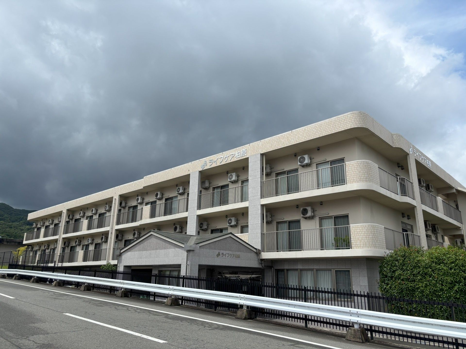 三階建ての建物外観