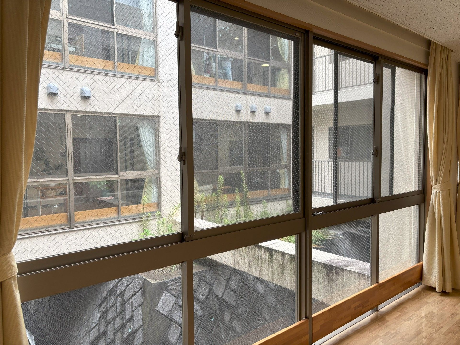 大きな窓のある廊下