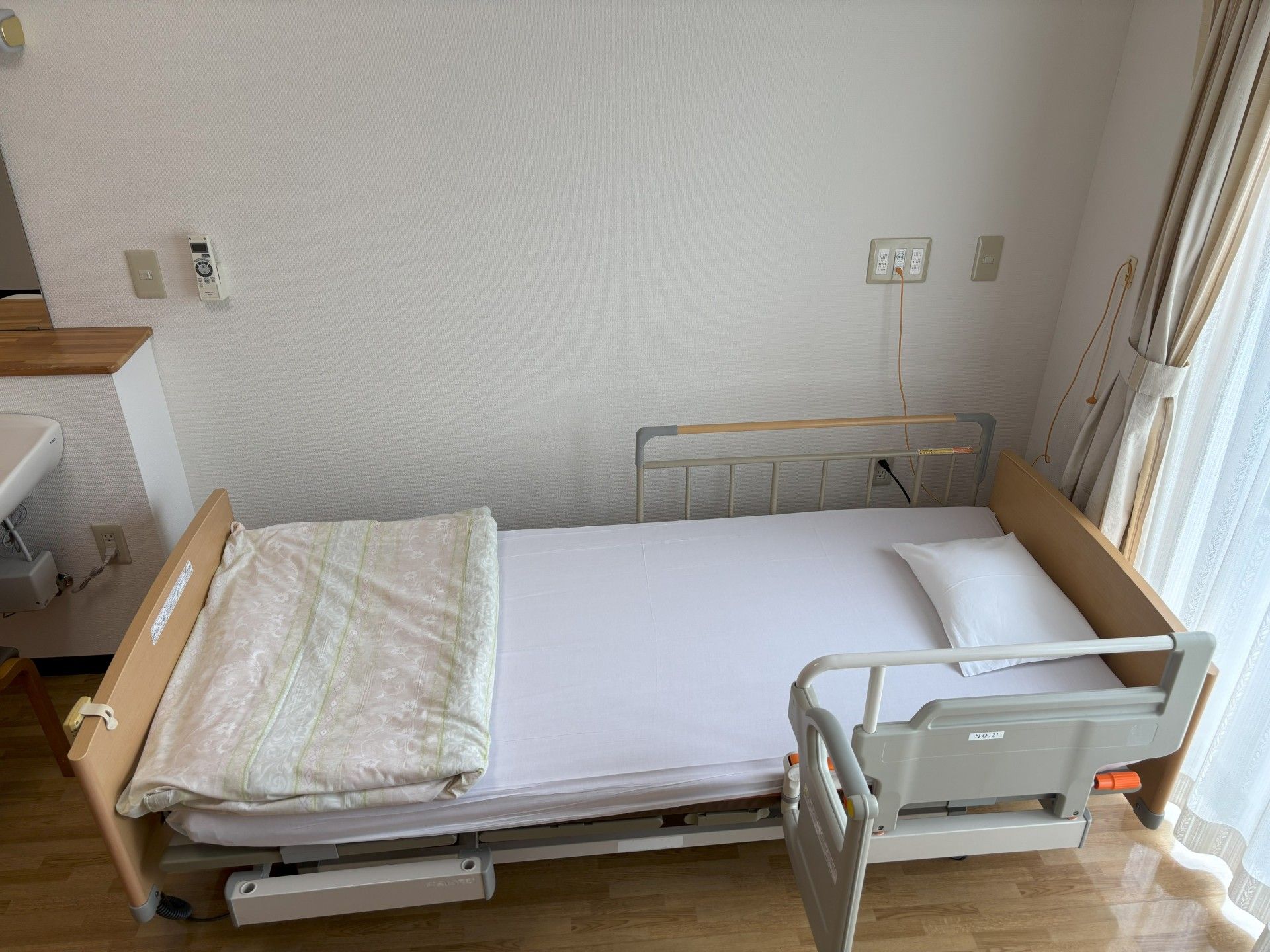 シンプルなベッドの部屋