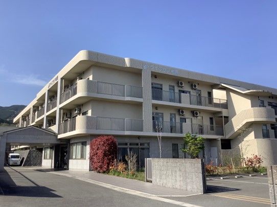 明るい外観の建物