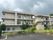 緑に囲まれた建物外観