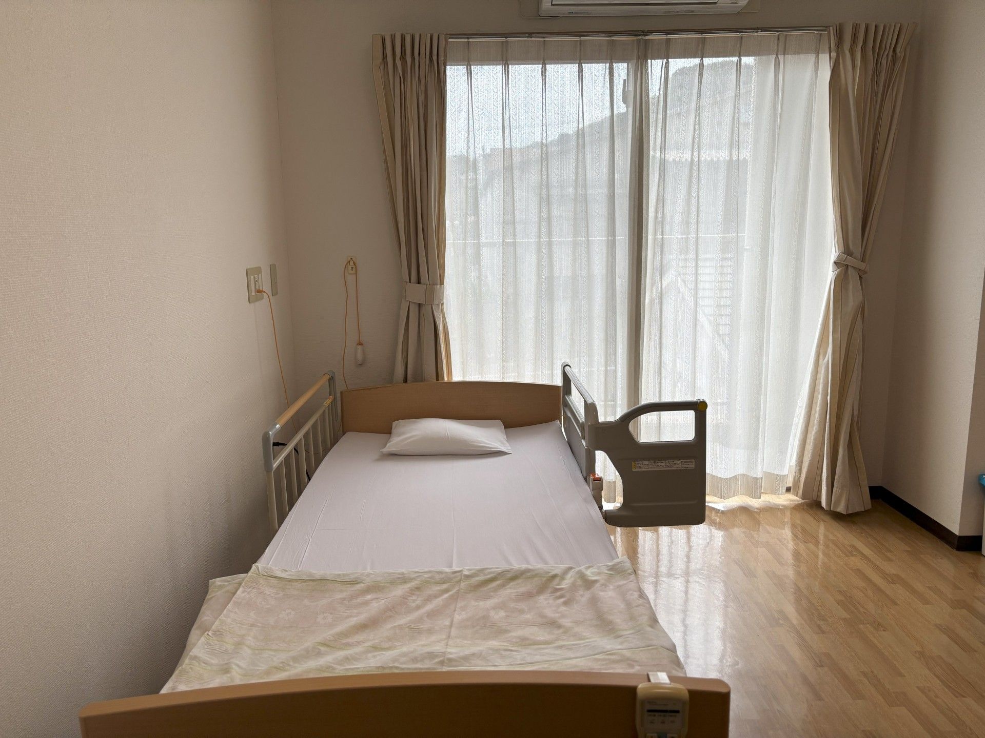 明るい個室のベッド