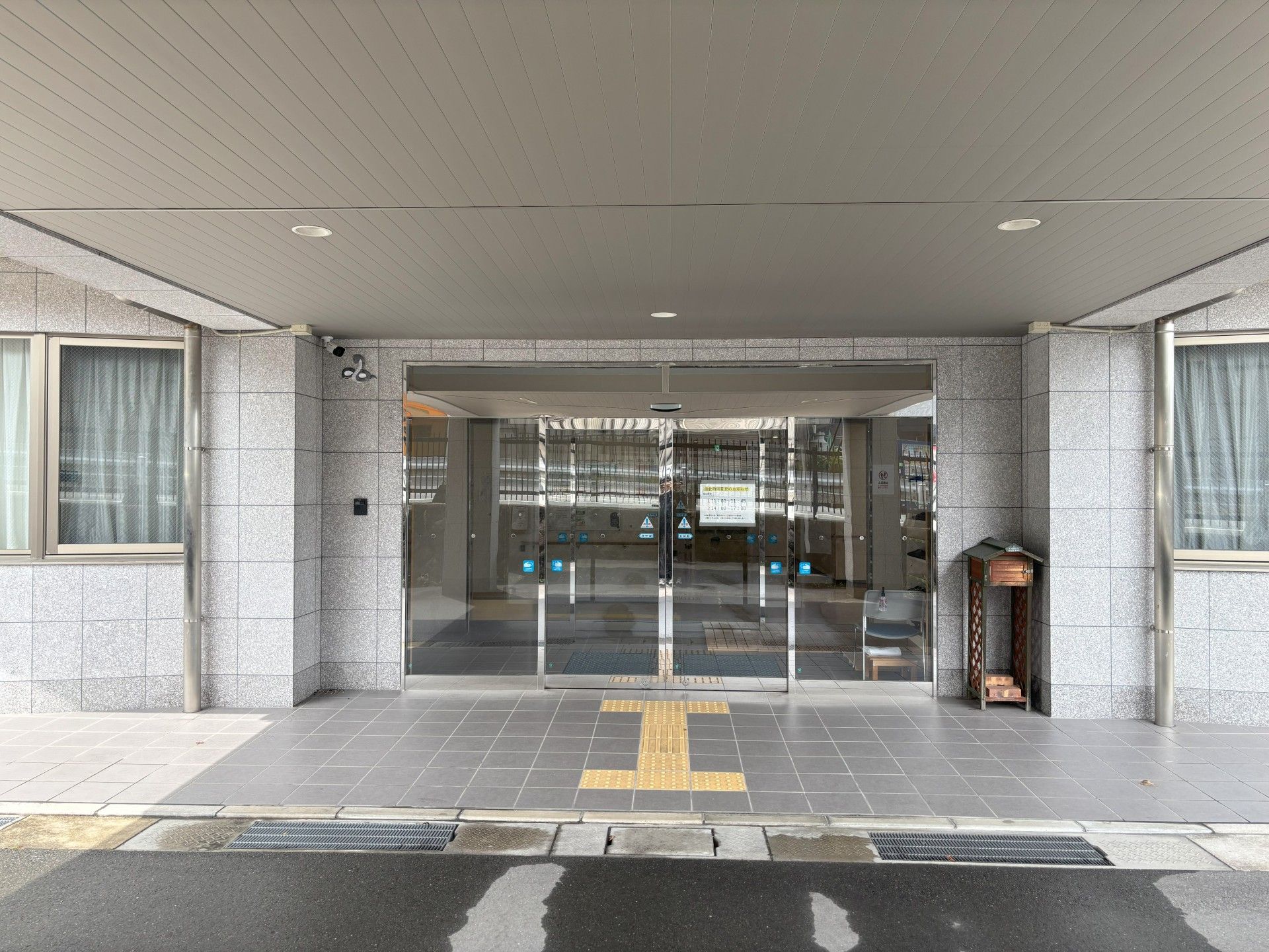 自動ドアのある玄関