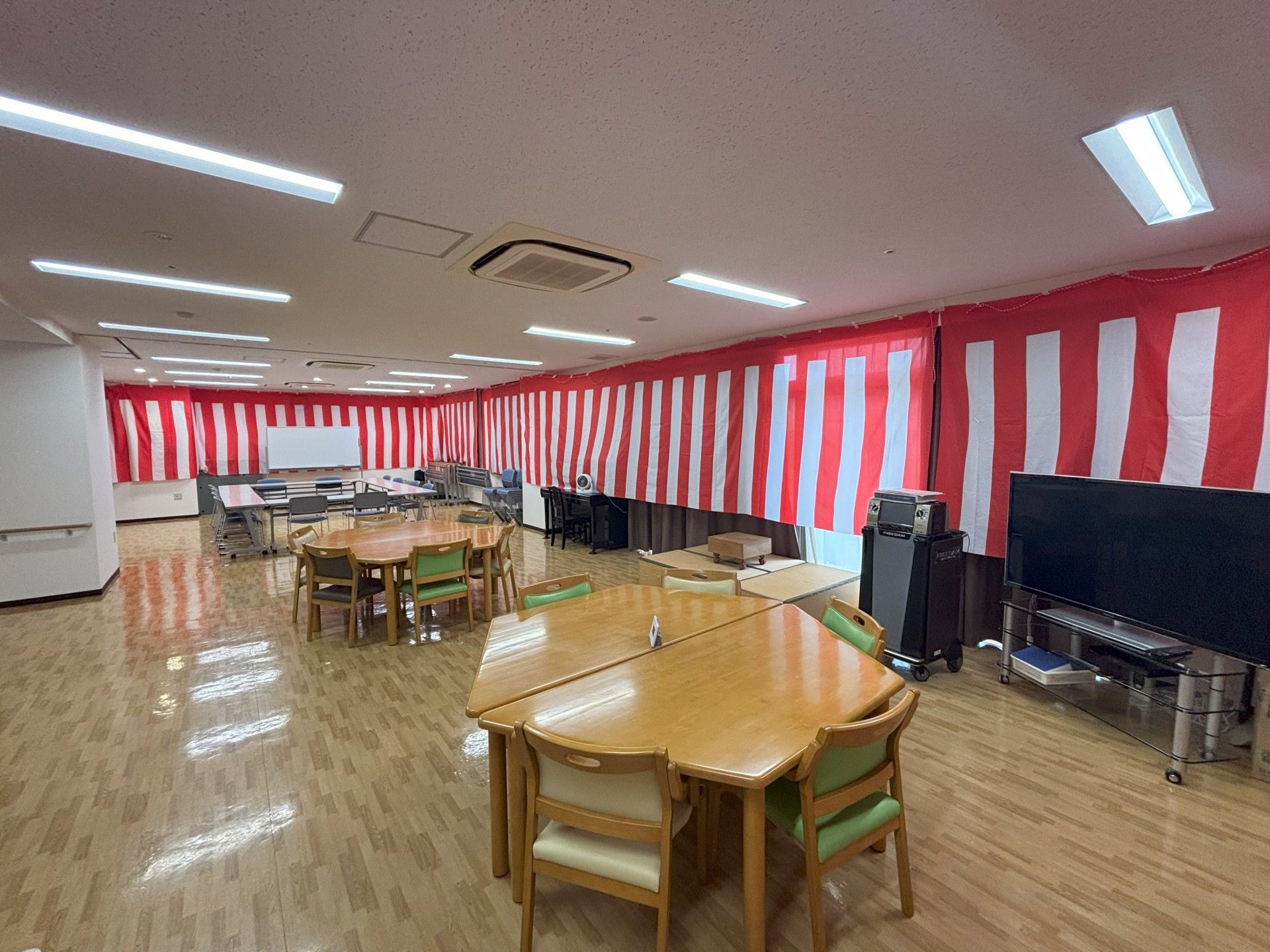 赤白幕のある広い部屋