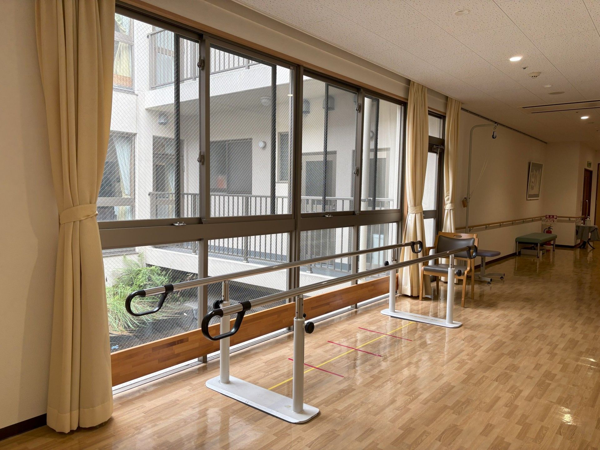 リハビリ用の手すりがある廊下