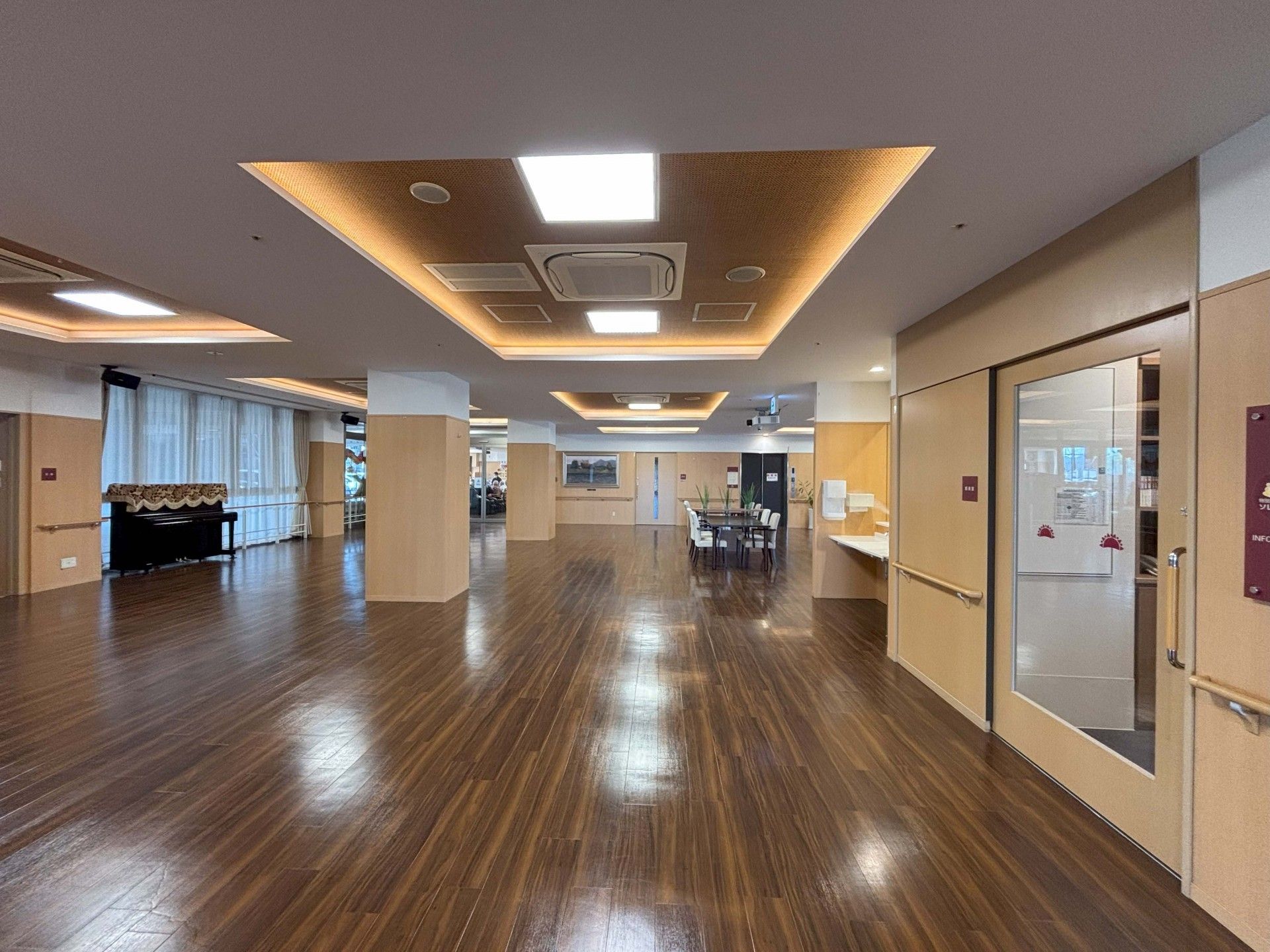 広いフロアとテーブル