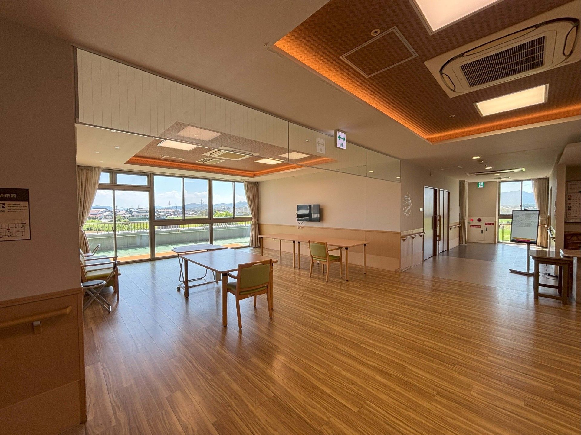 広々とした明るい部屋