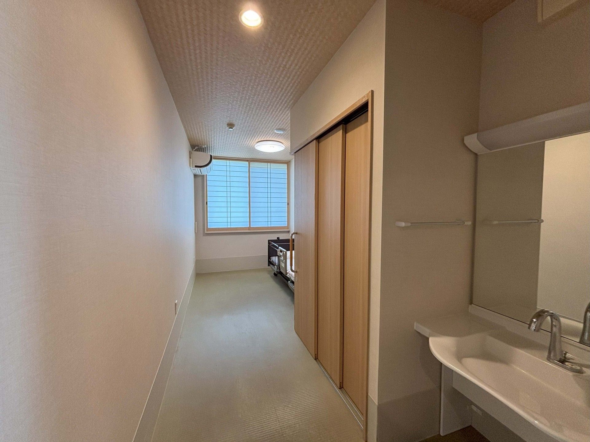 明るい個室の廊下