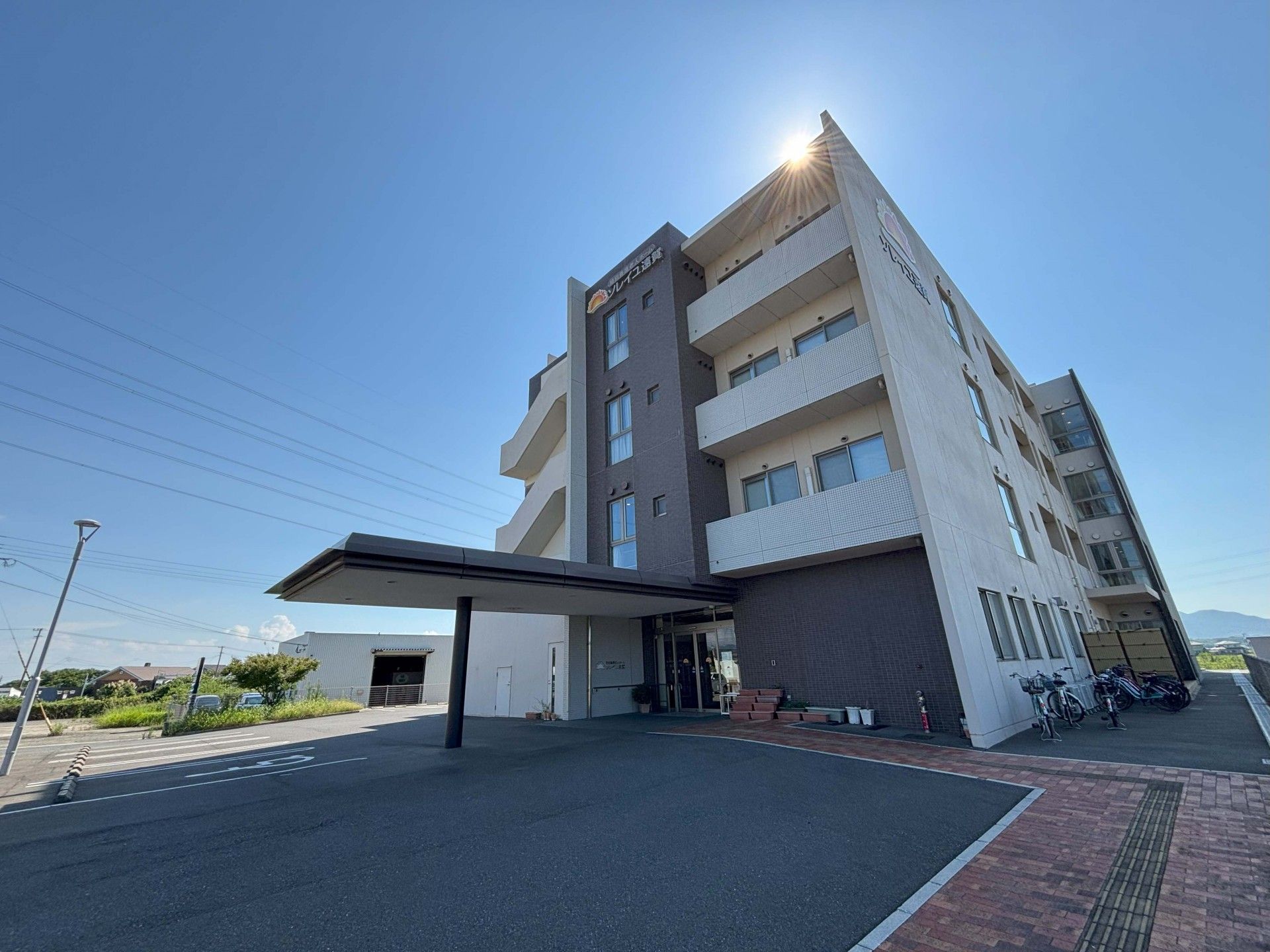 日差しが差し込む建物外観