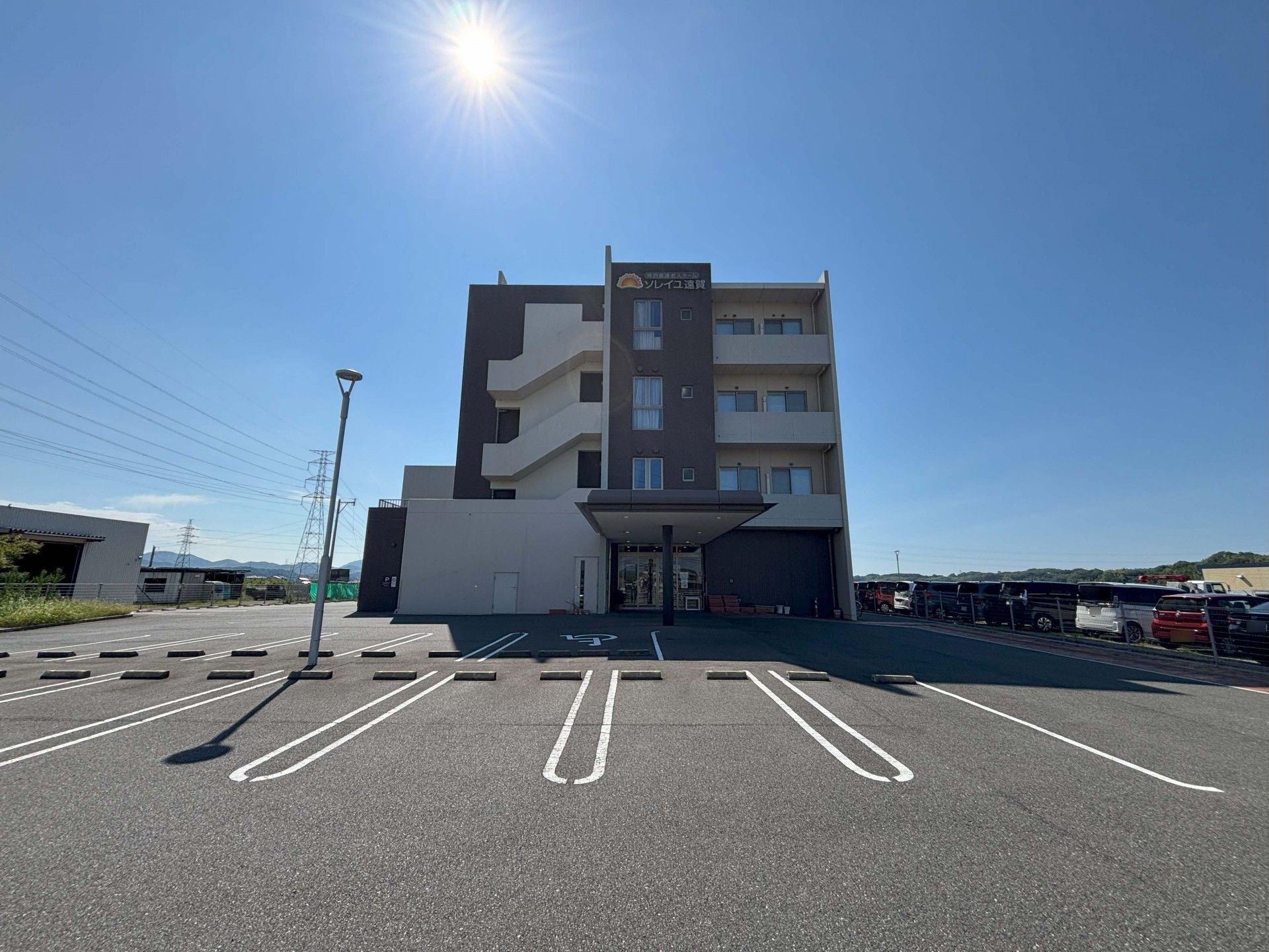 広い駐車場の建物