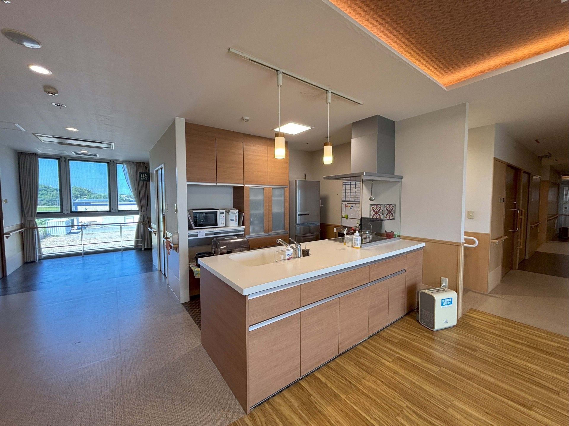 明るいキッチンと廊下