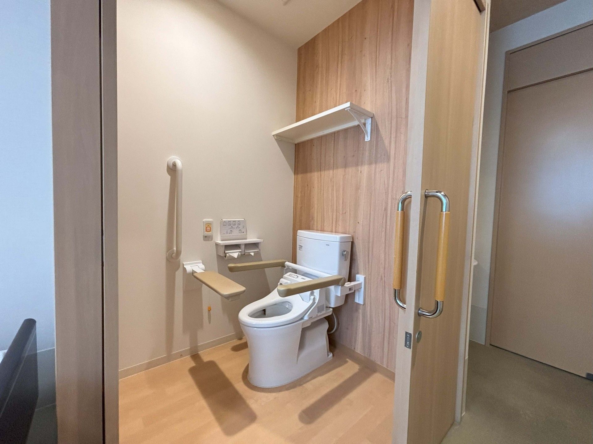手すり付きのトイレ