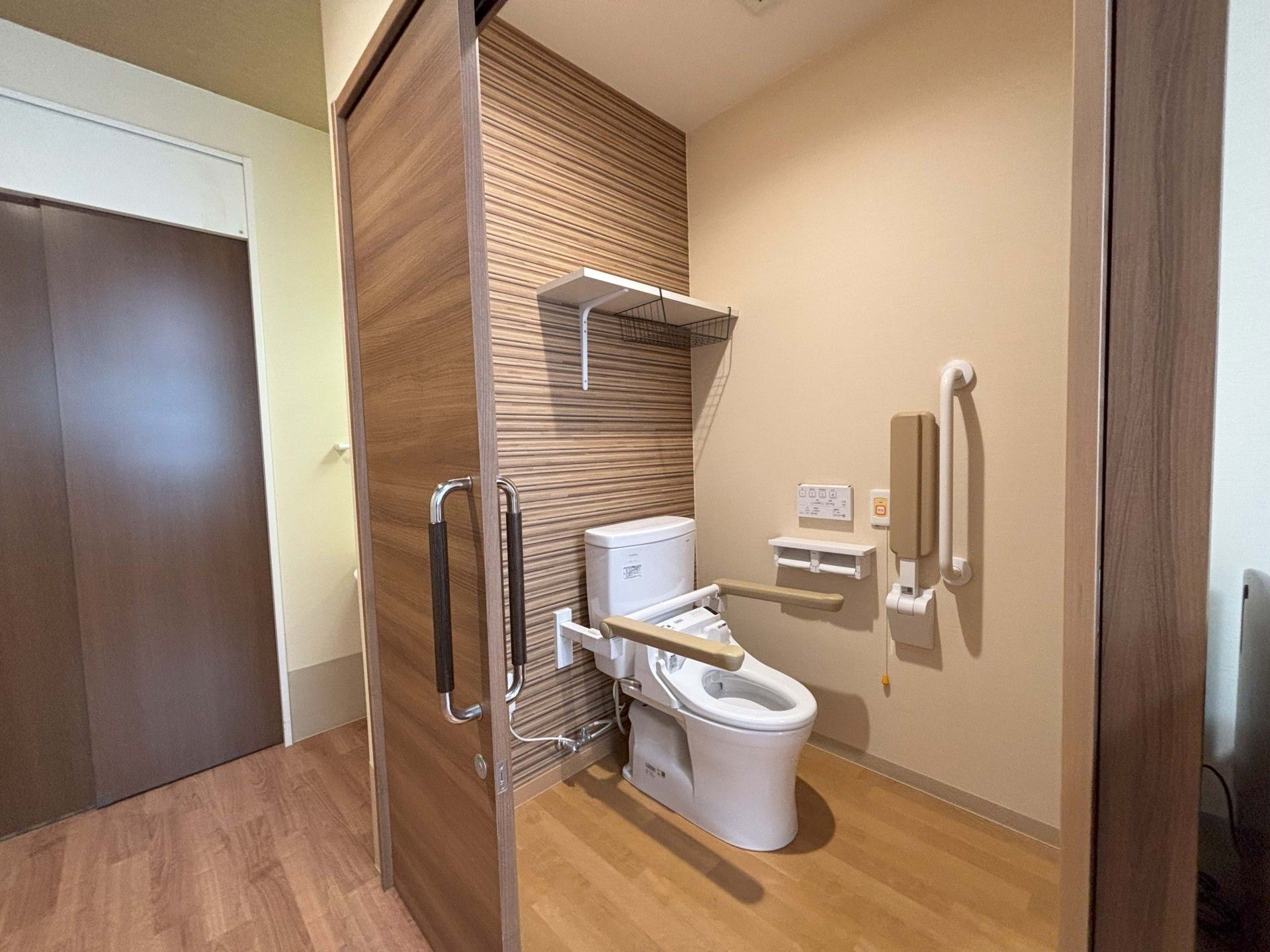 手すり付きのトイレ