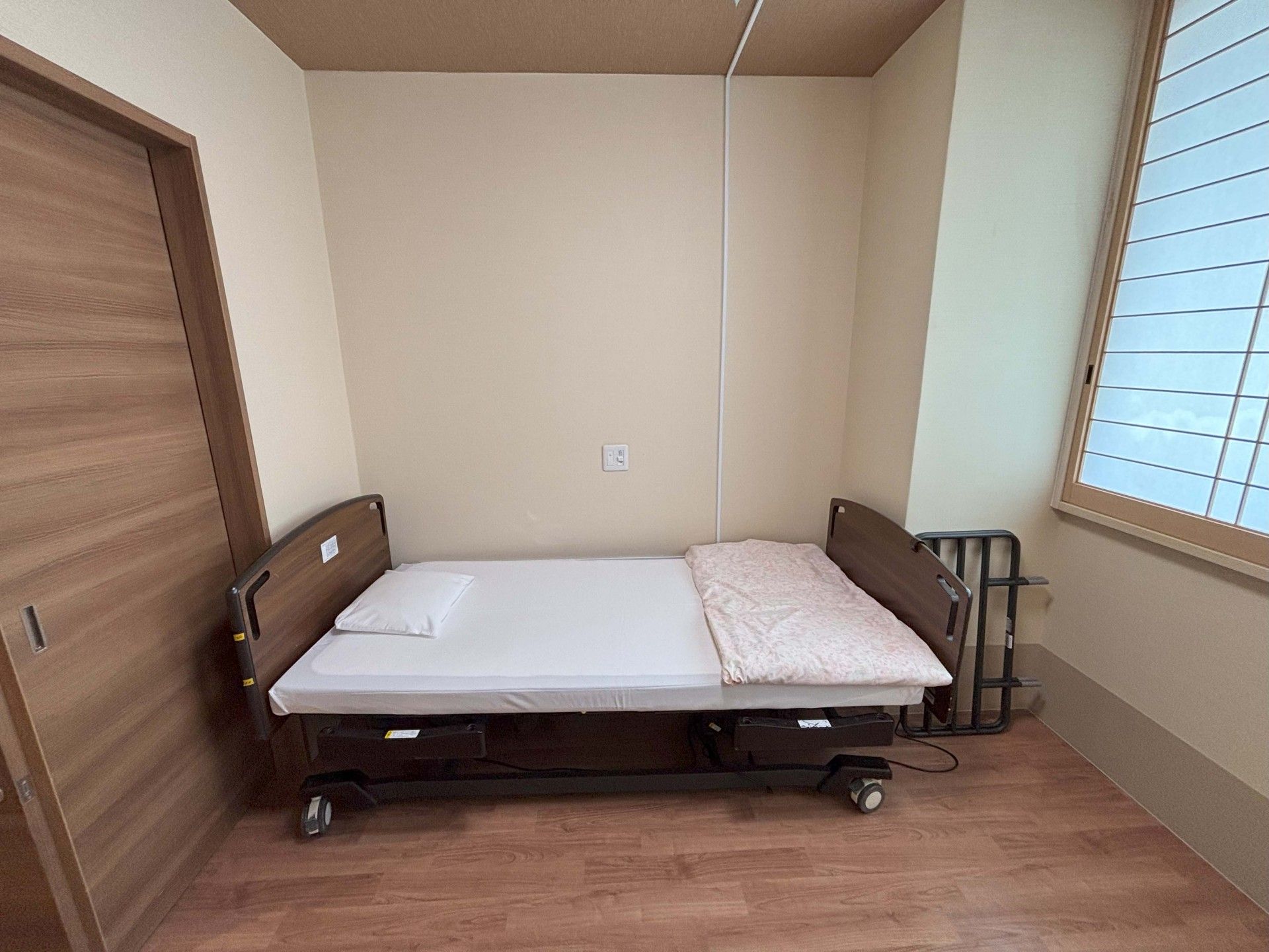 シンプルなベッドの部屋