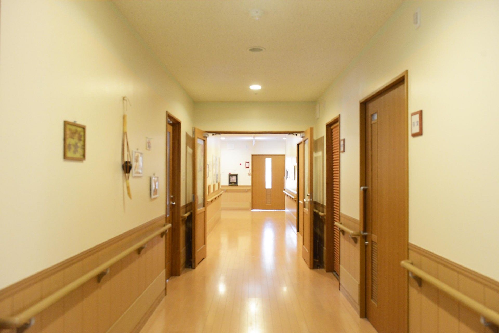 明るく広々とした廊下
