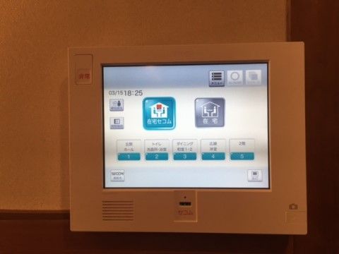 壁に取り付けられている某有名セキュリティー会社の屋内モニター