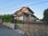 ほぼ建てられて長い年月の経った民家の外観であり介護施設とは分かりにくいが、階段に手すりが追加されている。