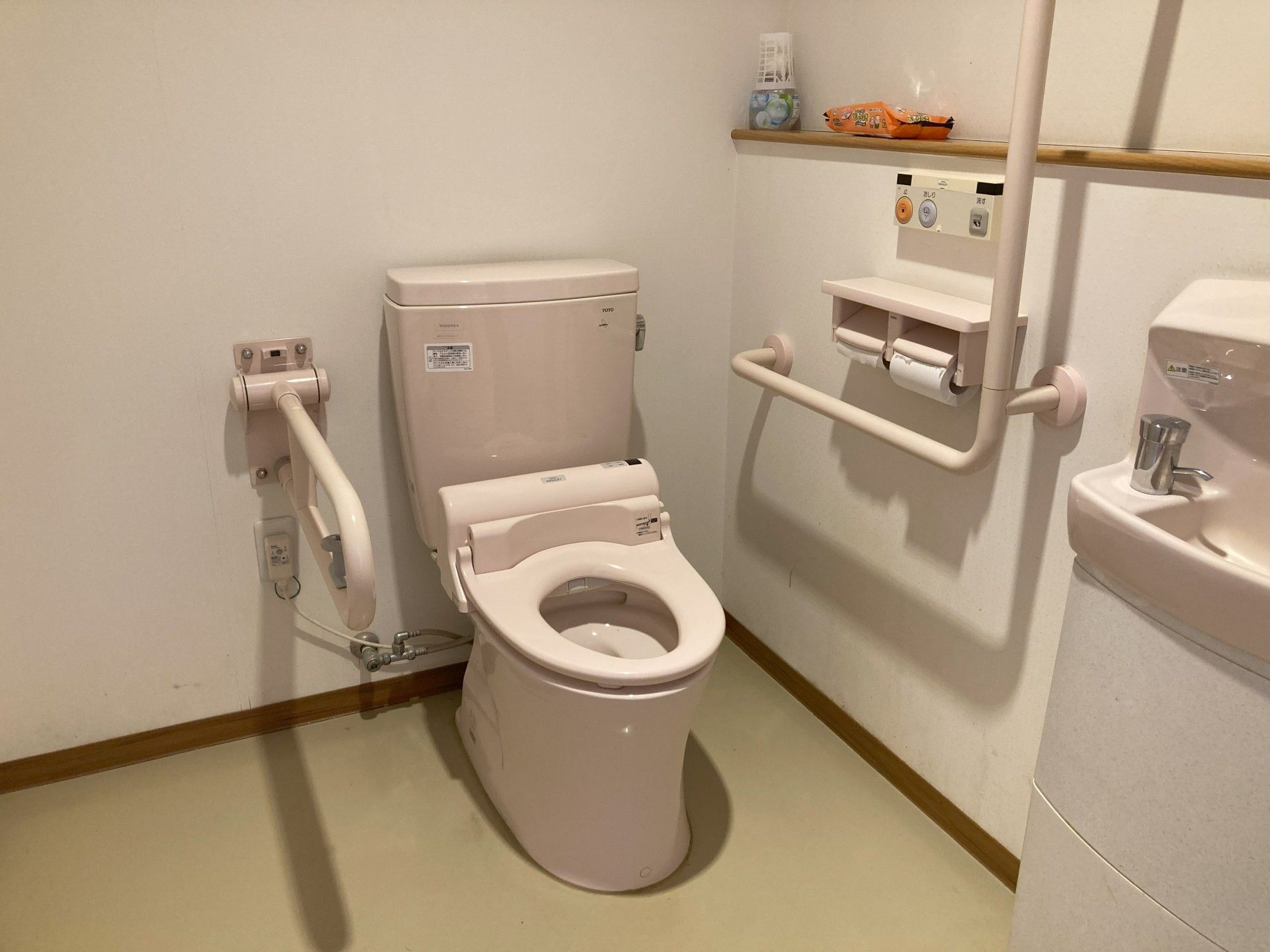 手すり付きのトイレ
