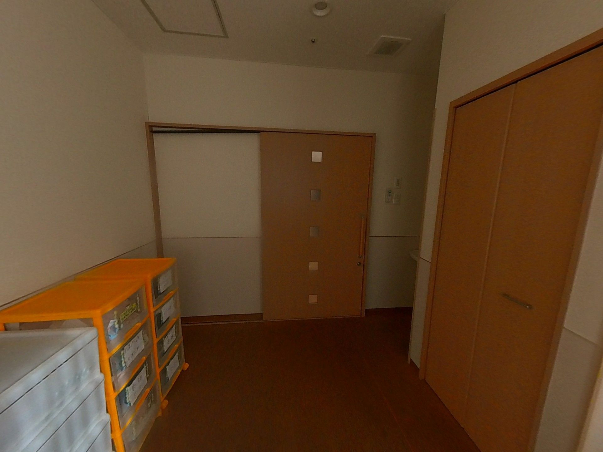 収納棚と引き戸の廊下