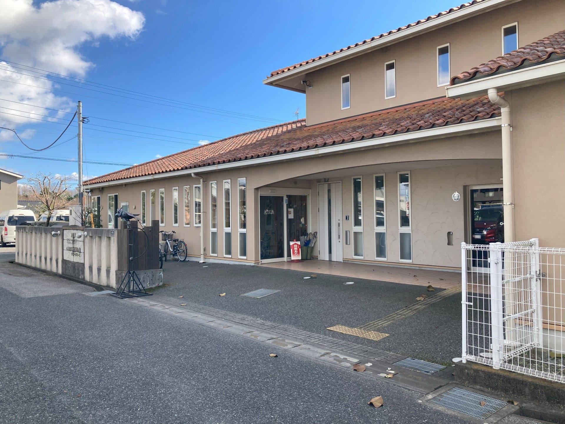 落ち着いた外観の建物
