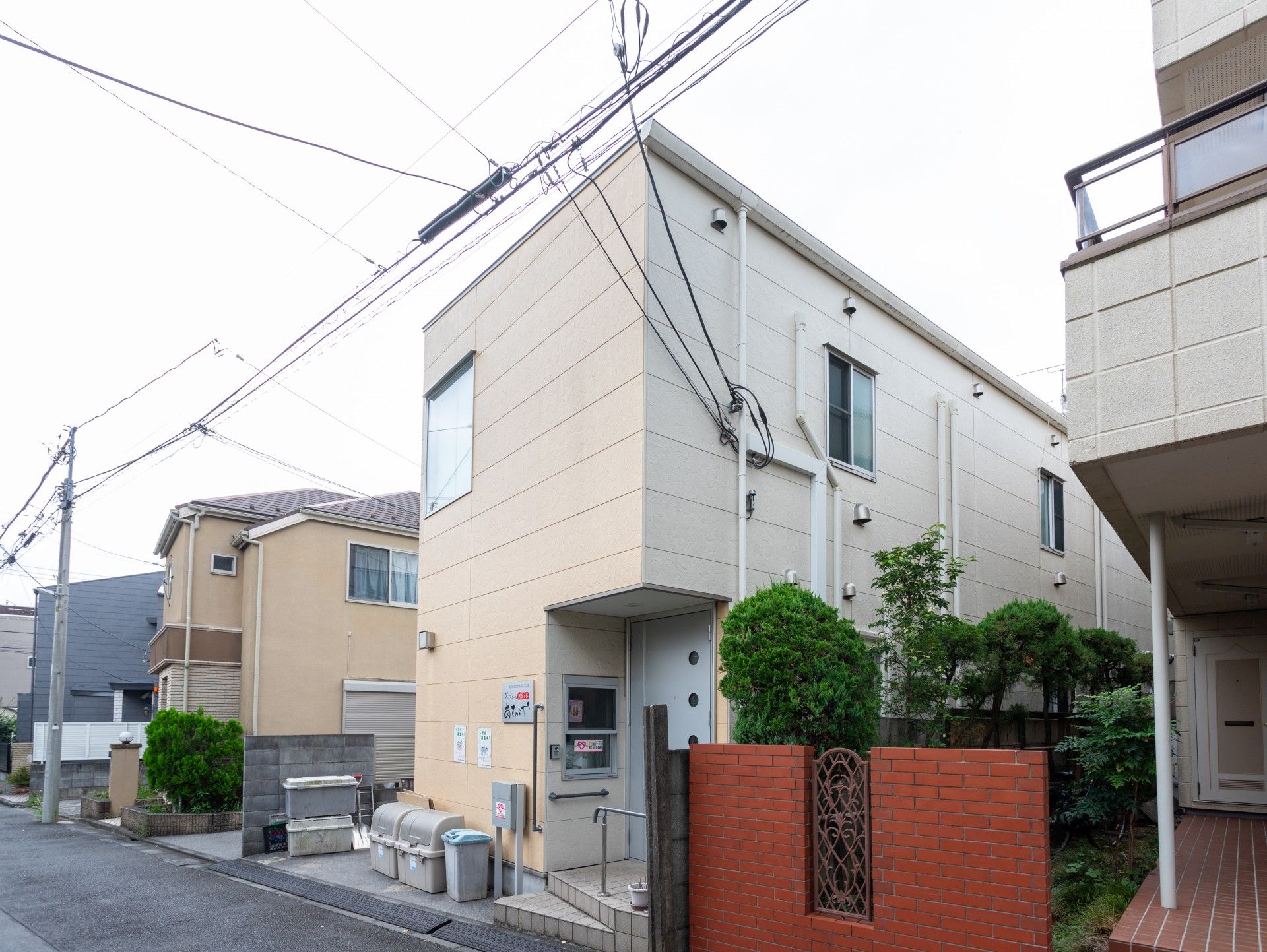 落ち着いた外観の建物