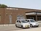 駐車場のある建物外観