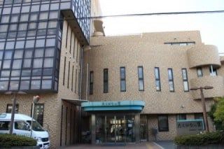 ゆったりとした入口の建物
