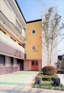 ココファンメゾン湘南台の外観。黄色と白の外壁が西欧の雰囲気を醸し出している施設外観。車いすでのご利用も楽に行える舗装された歩道となっております。