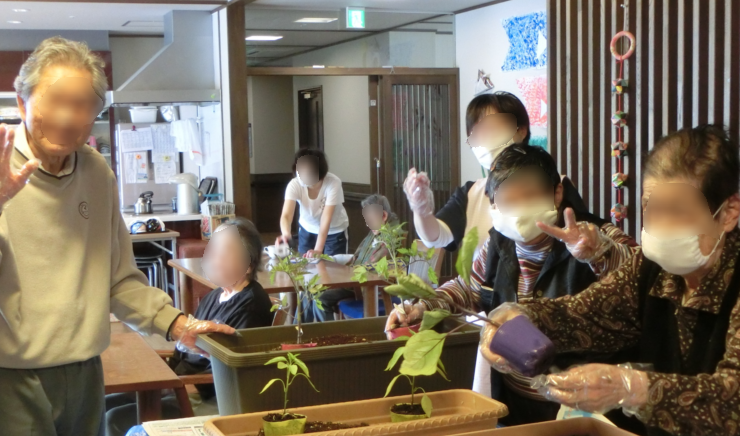 植物の手入れをする人々