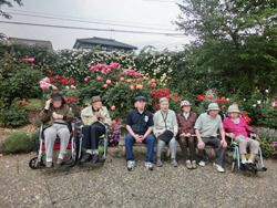 外出先のバラ園で記念撮影。車いすなどを利用している方が多い。
