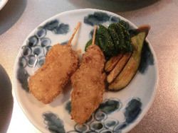 絵皿に盛り付けられた串揚げ