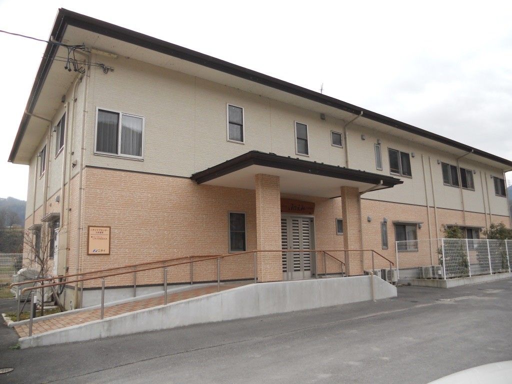 ゆったりとした外観の建物