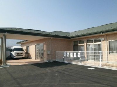 明るい外観の施設入口
