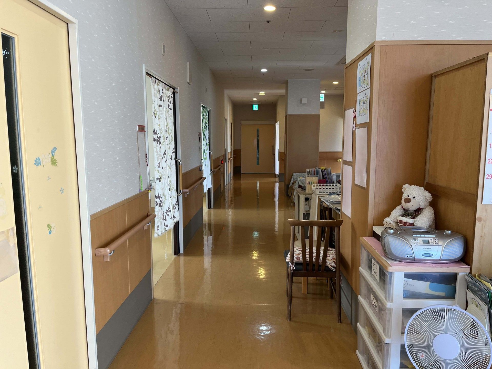 備え付けの手すりがある廊下