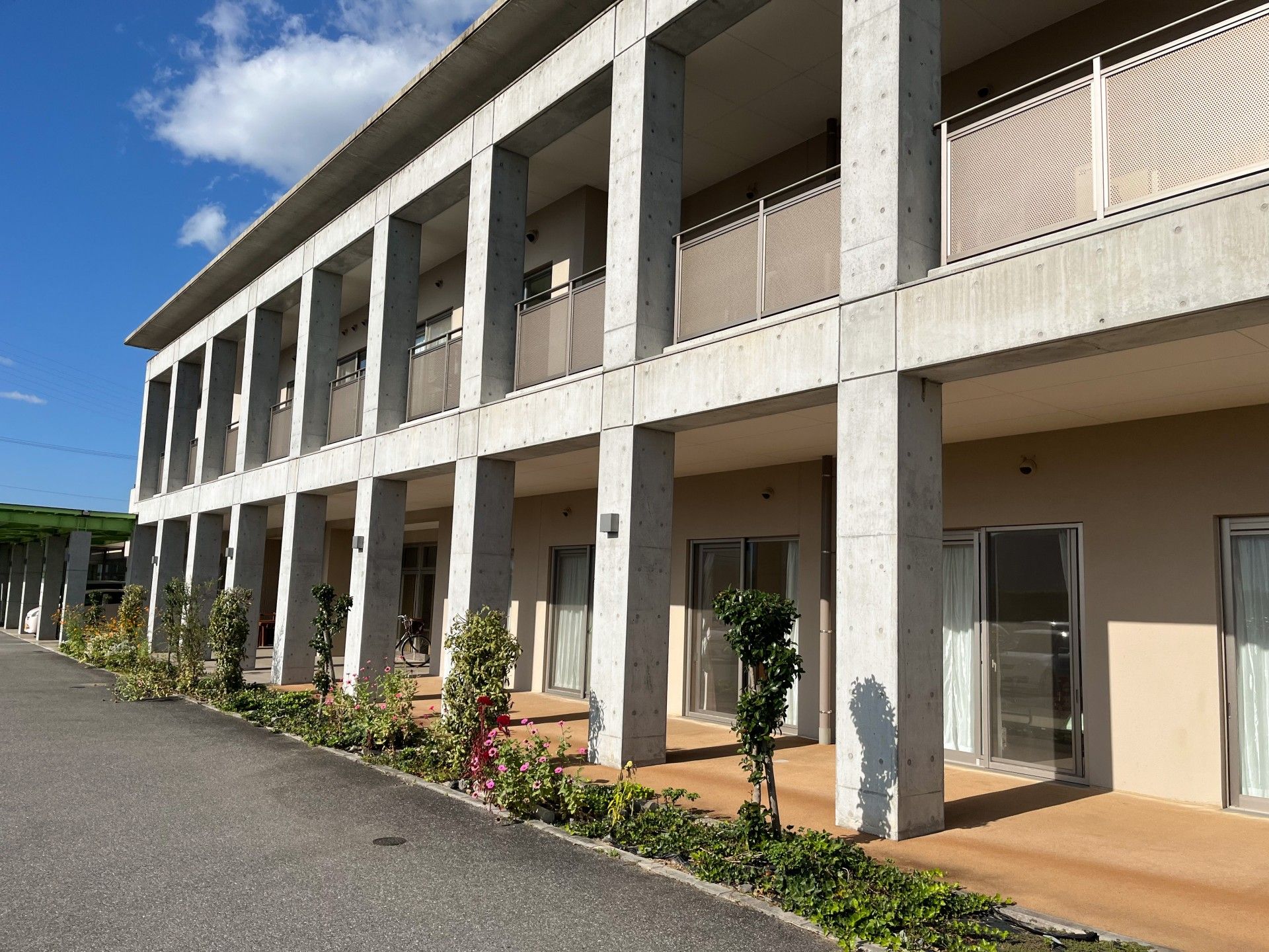 2階建てのグループホームの外観