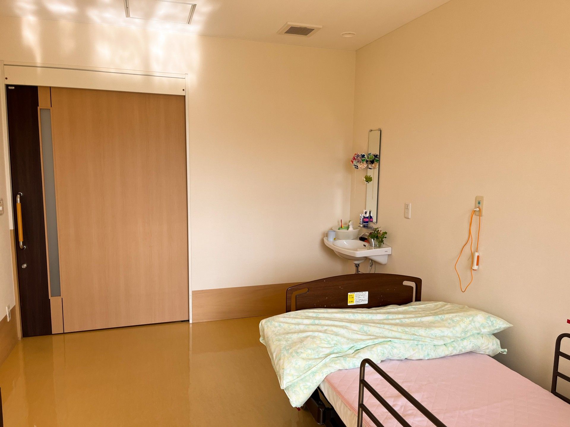 ベッドが設置された居室