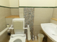 バリアフリーの明るいトイレ設備