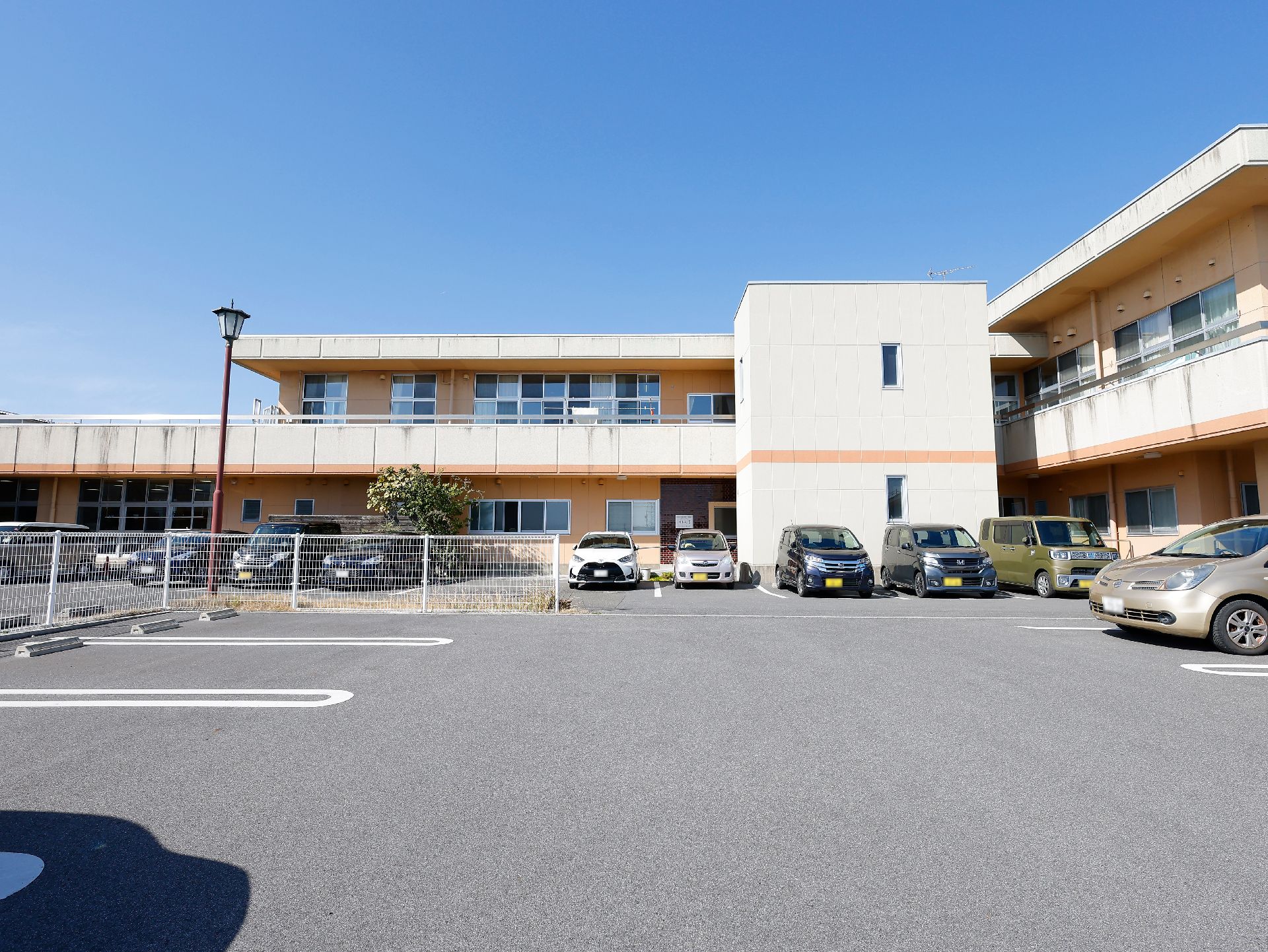 2階建てのグループホームの外観